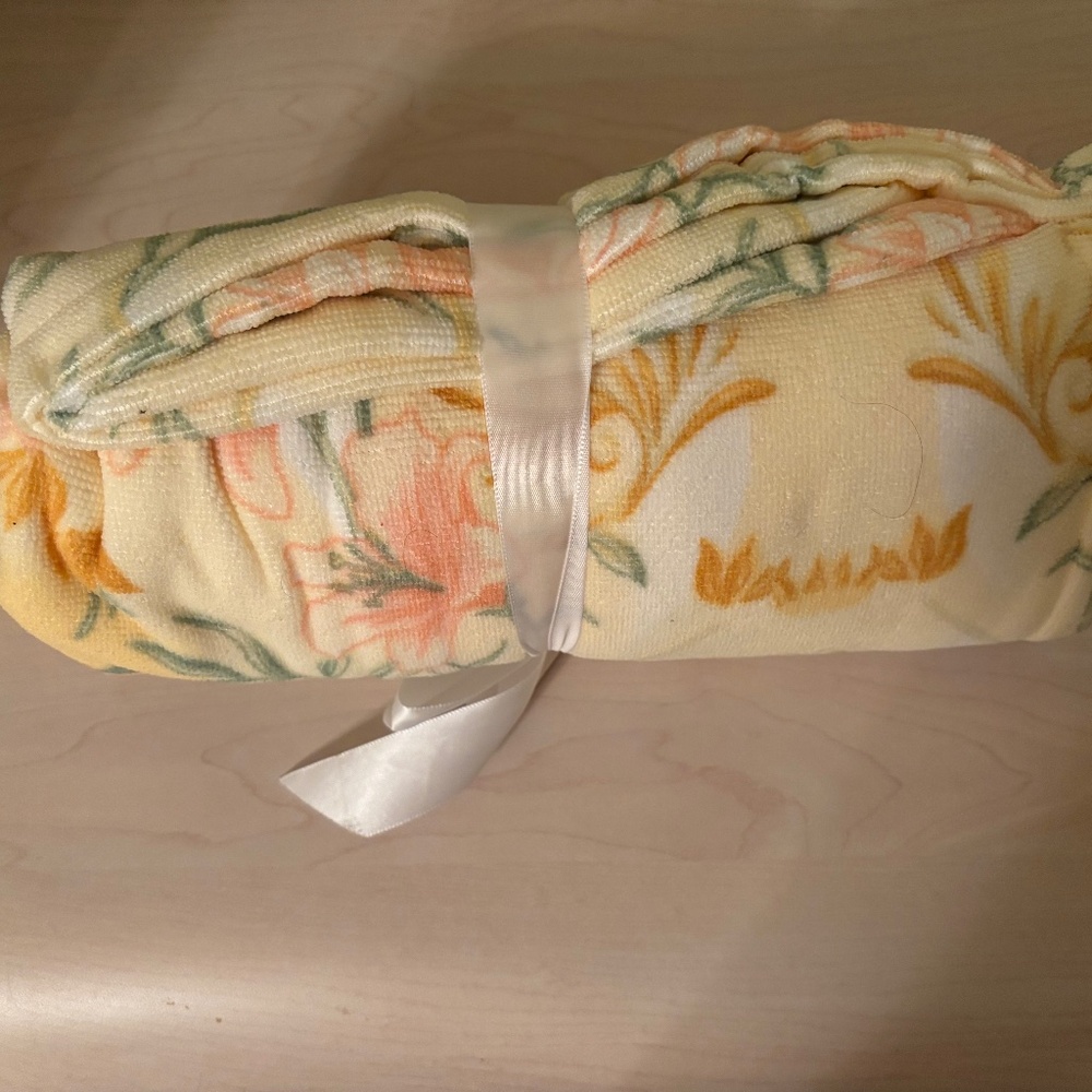 New Francesca’s Light Yellow Floral Bath Wrap and Hair Wrap